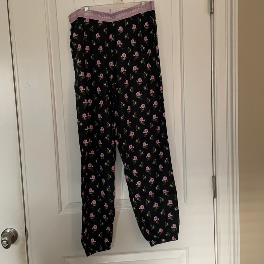 Victoria’s Secret floral flannel joggers Size S